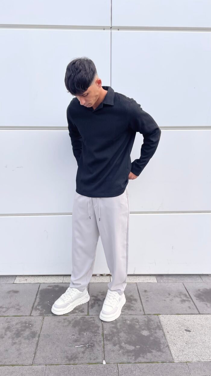 ⁦חולצת פולו שחורה⁩ – תמונה ⁦2⁩