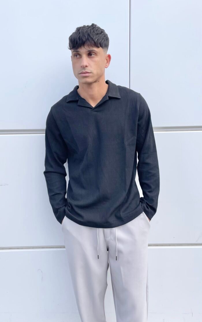 ⁦חולצת פולו שחורה⁩ – תמונה ⁦1⁩